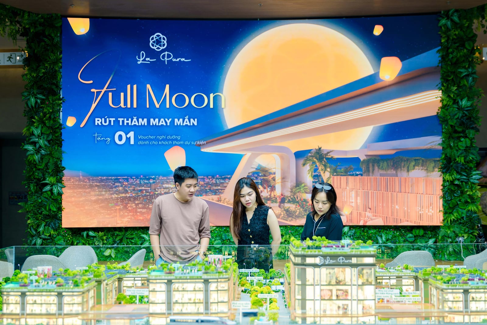 Khách tham quan mô hình sa bàn dự án tại sự kiện La Pura — dự án La Pura