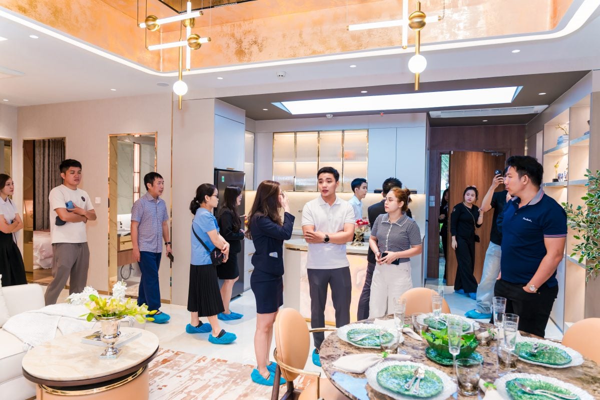Khách hàng tham quan căn hộ mẫu dự án The Emerald Boulevard ngày 31/05/2026