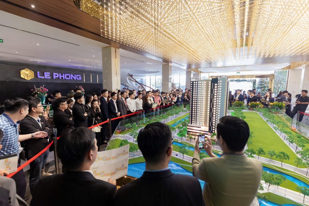 Khách tham quan sa bàn mô hình dự án The Emerald Garden View ngày 15/11/2025