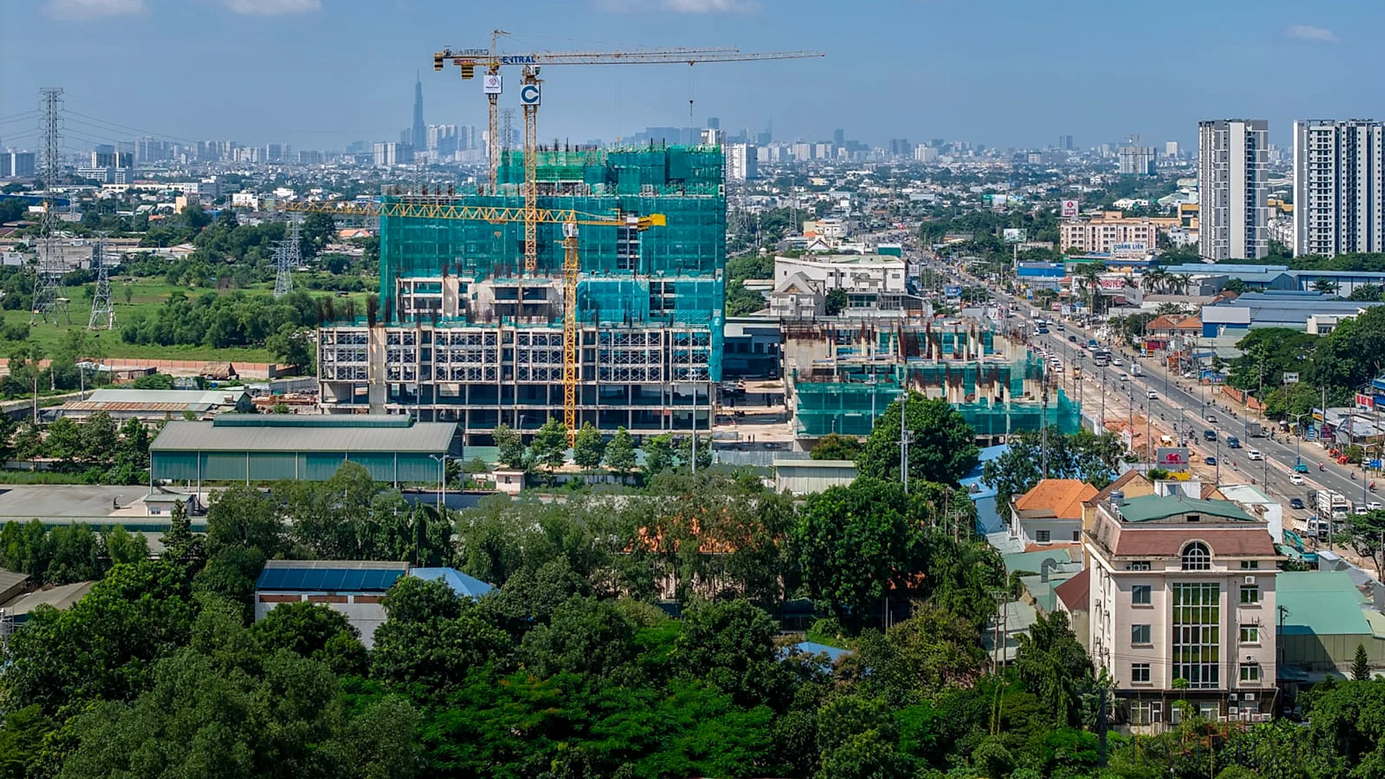 Công trường dự án La Pura và trục Quốc lộ 13 phía trước, nhìn từ trên cao